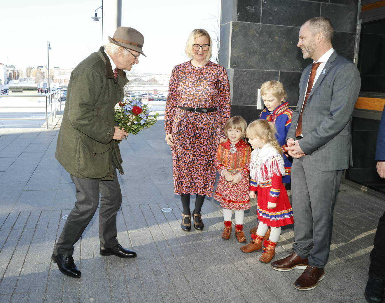 Kungen på jubileumsbesök i Norrbotten 2023 – här med kommunalrådet Carina Sammeli (S) och kulturchefen Patrik Bylin
