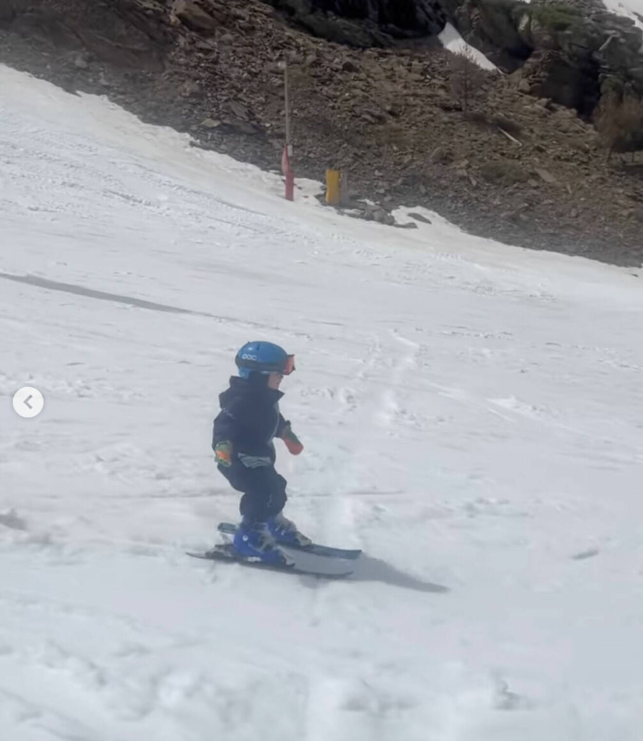 Charlotte Perrellis son Alvin åker skidor
