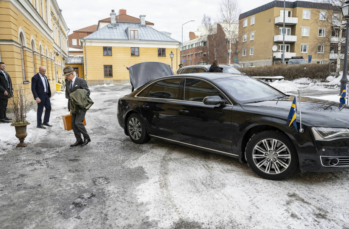 Kungen anländer till lunchen på residenset hos Östersunds landshövding Marita Ljung
