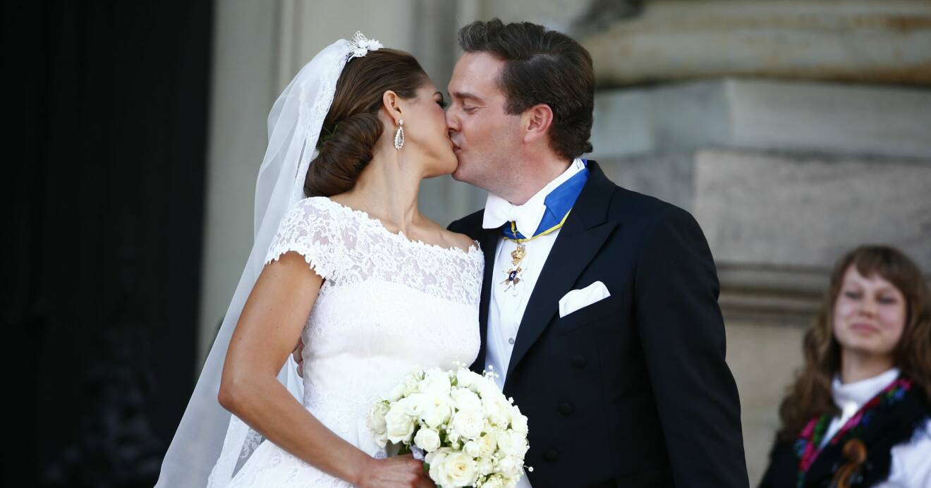 Prinsessan Madeleine och Chris O'Neill kysser varandra på sitt bröllop