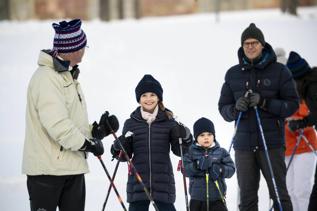 Kung Carl Gustaf och drottning Silvia åker längdskidor med kronprinsessa Victoria, prins Daniel, prinsessa Estelle och prins Oscar i Drottningholms slottspark.