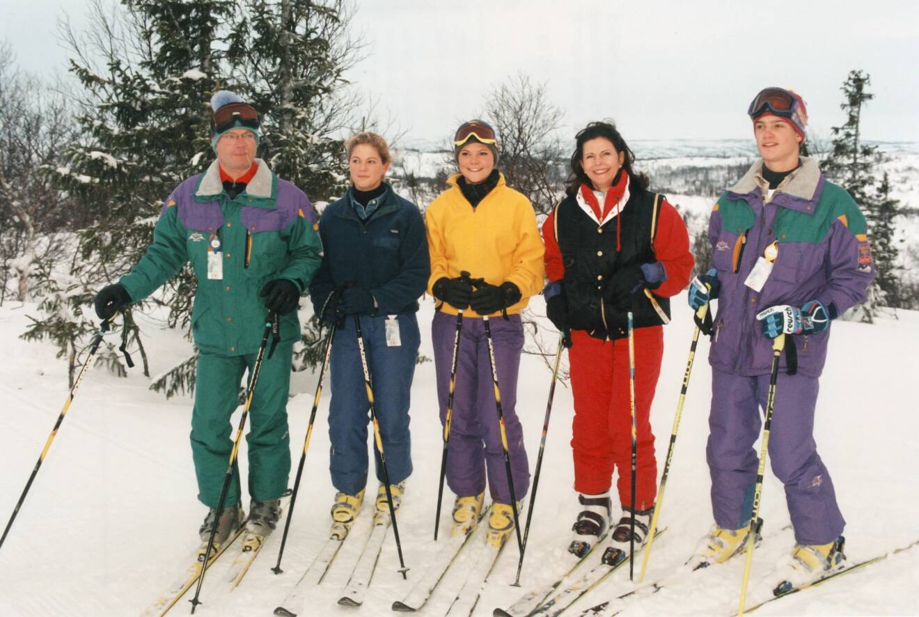 Hela svenska kungafamiljen fr.v. kung Carl XVI Gustaf, prinsessan Madeleine, kronprinsessan Victoria, drottning Silvia och prins Carl Philip poserar för fotografer i skidbacken med sina alpina skidor under deras skidsemester i Storlien 3:e januari 1997.