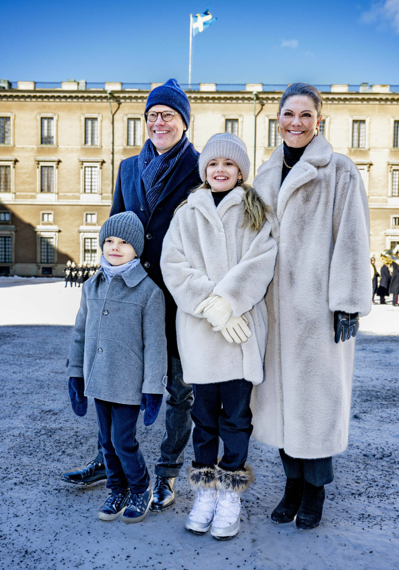 Kronprinsessan Victoria med sin familj vid namnsdagsfirandet på slottet 2023