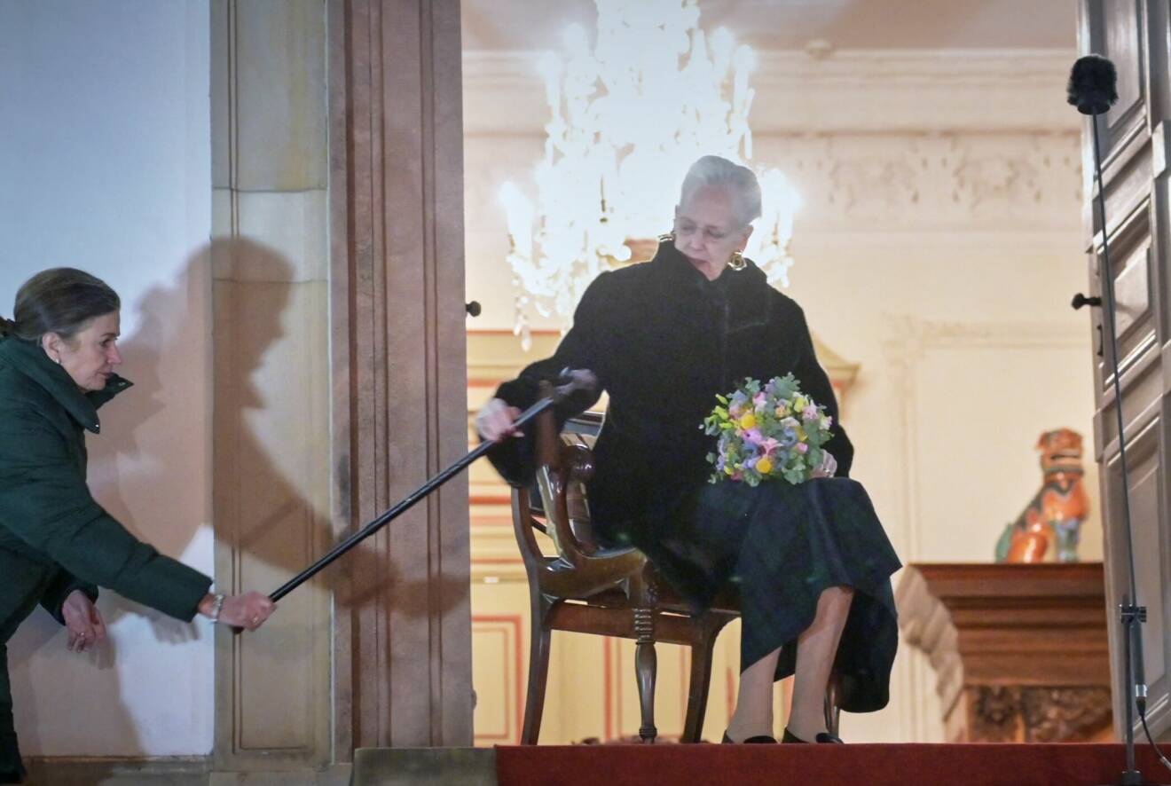 Drottning Margrethe med käpp efter ryggoperationen