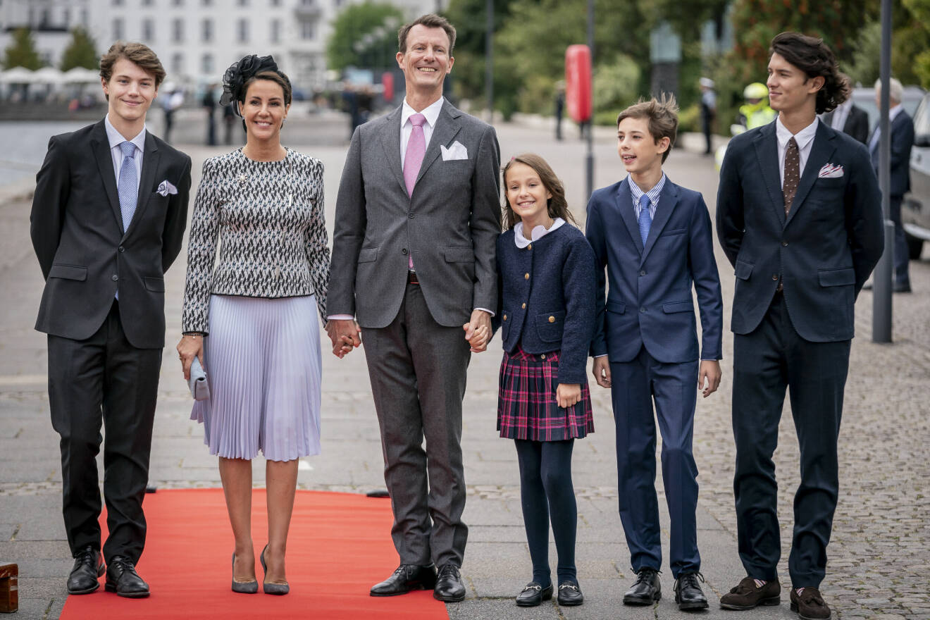 Prins Joachim och prinsessan Marie med barnen på en röd matta