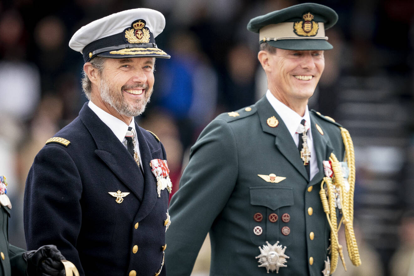 Kronprins Frederik och prins Joachim som ler