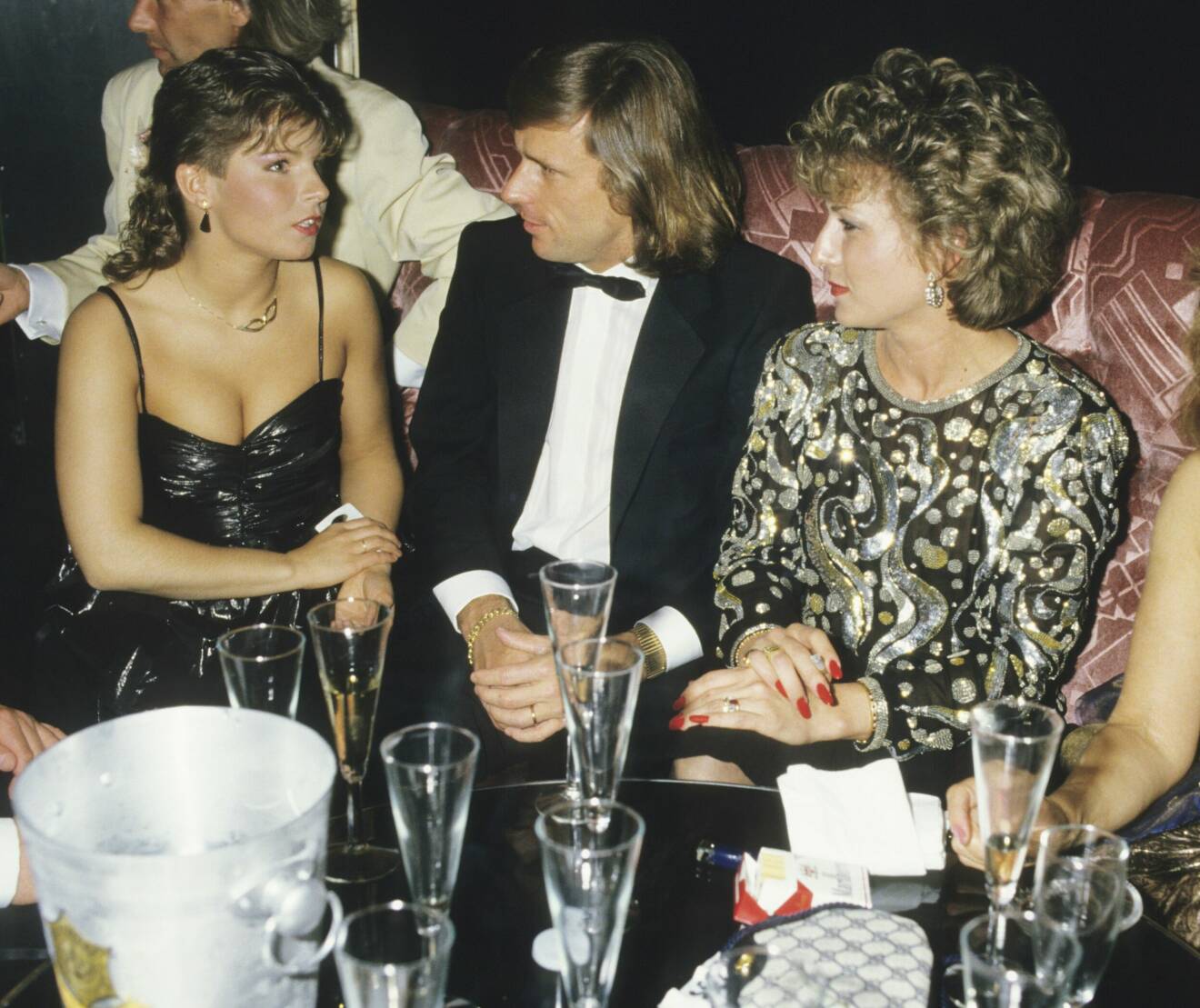 BJÖRN BORG och fru Mariana Simionescu samtalar med Carola Häggkvist på en nattklubb 1984