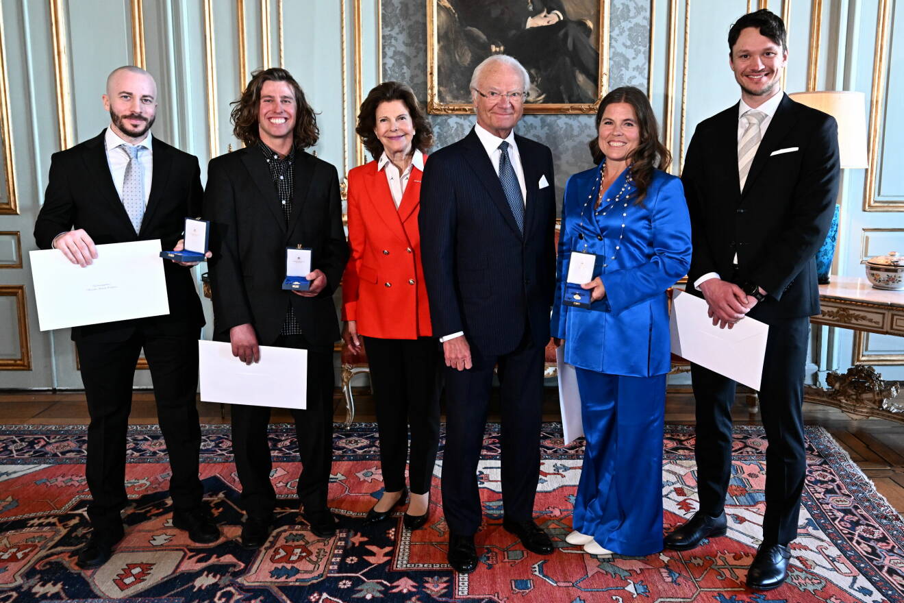 Kungen och drottning Silvia vid medaljutdelning 2023 med Alexander Galante Carlström, Henrik Harlaut, Pernilla Wiberg Bjerke och Nils van der Poel