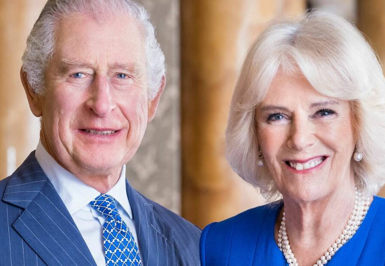 Kung Charles och drottning Camilla på hovets officiella bild