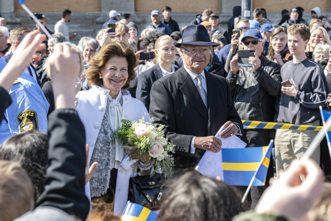 Täta åskådarled då kungaparet vandrade från Amiralitetsparken till Fredrikskyrkan Karlskrona. Kung Carl XVI Gustaf och drottning Silvia besökte Karlskrona på torsdagen i samband med firandet av kungens 50 år på tronen.