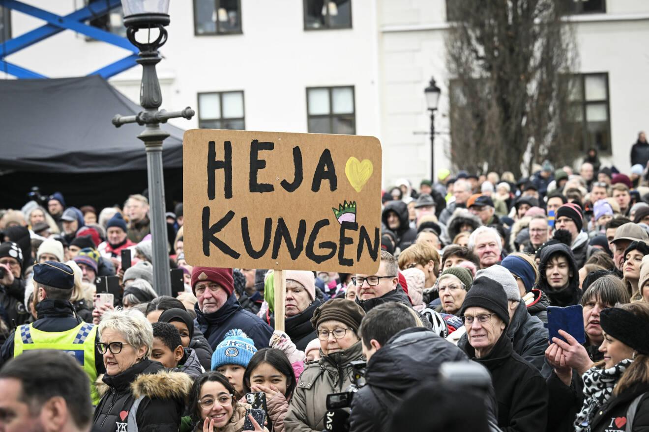 "Heja kungen" ses på en skylt då människor har samlats då kungaparet anländer till Stora Torget i Nyköping. Kung Carl XVI Gustaf firar 50 år på tronen. Med anledning av jubileumsåret besöker kungen och drottning Silvia samtliga 21 län i Sverige med start i Södermanlands län.