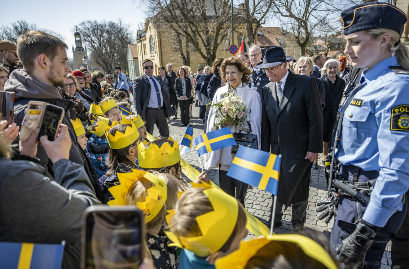 Kungen och drottning Silvia hälsar på små barn i kronor under besöket i Karlskrona