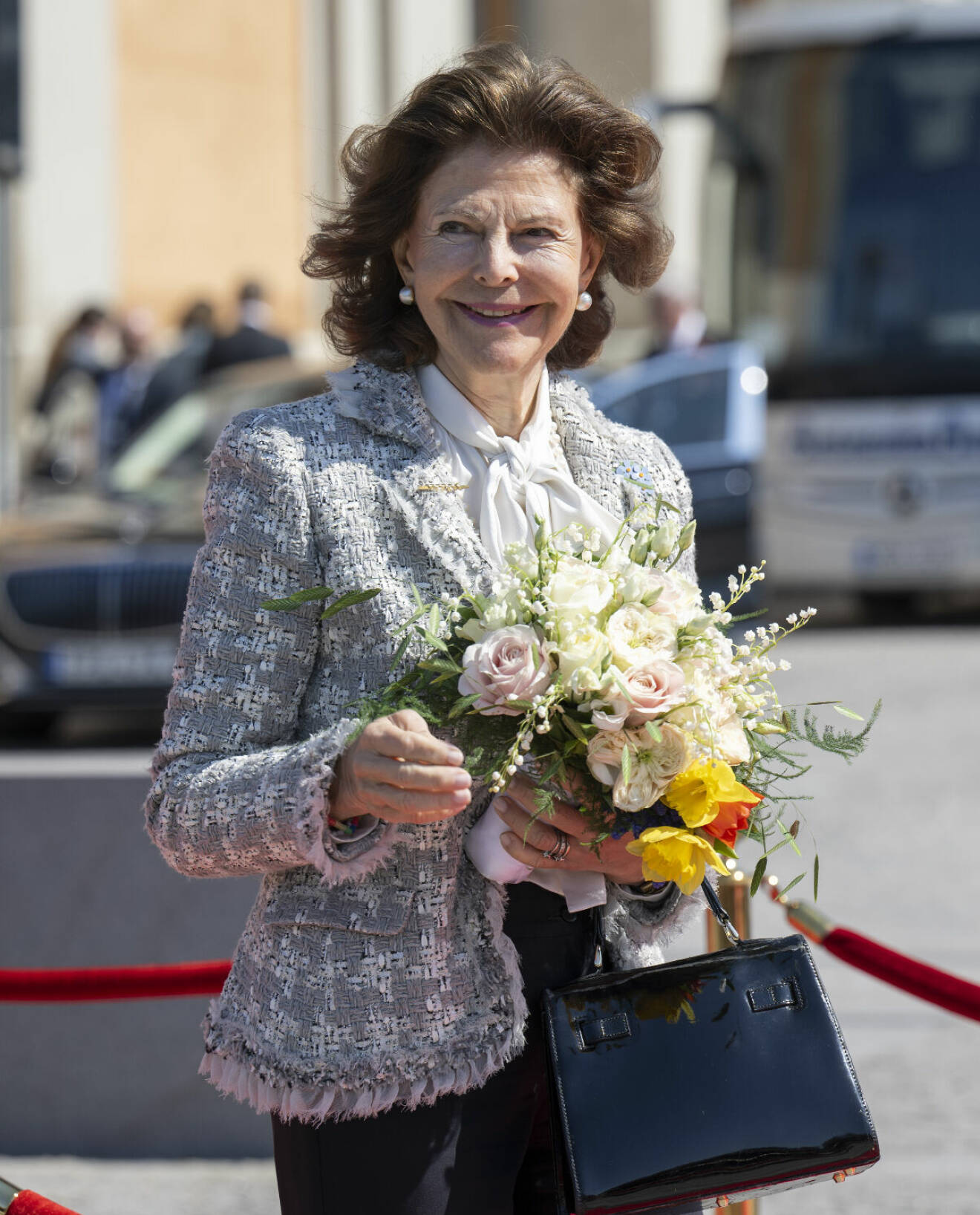 Drottning Silvia i grårutig kavaj under jubileumsbesöket i Karlskrona i Blekinge