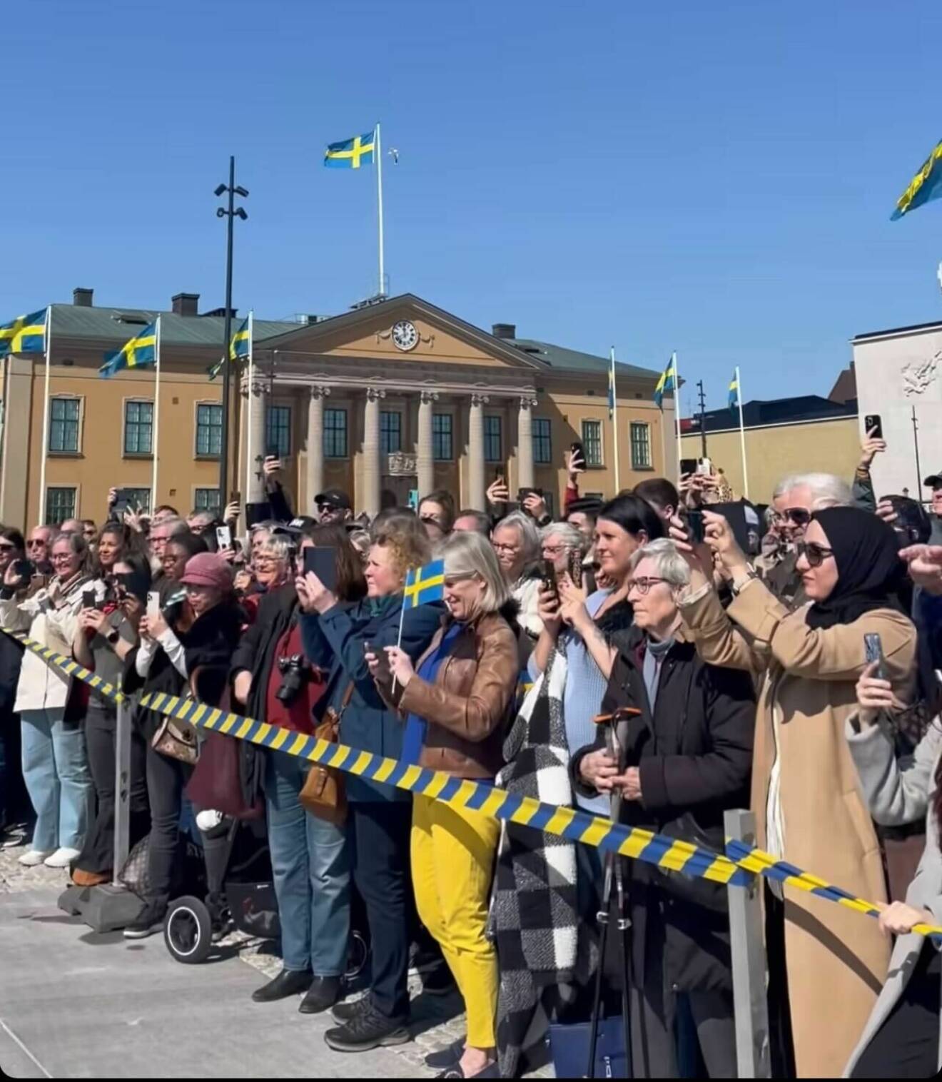Folkfest på Stortorget i Karlskrona under kungaparets besök – kungen 50 år på tronen