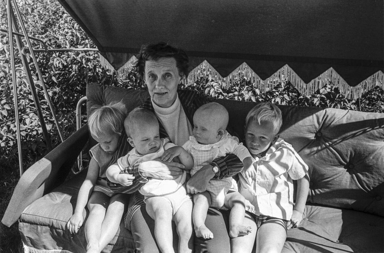 Astrid Lindgren med fyra av sina barnbarn, 1965