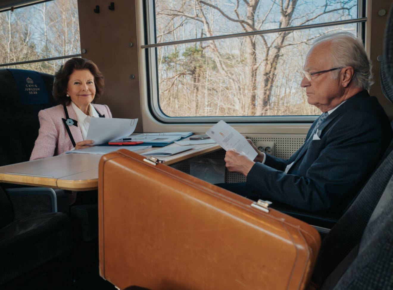 Kungen 50 år på tronen: Kungaparet på tåget på väg till Uppsala