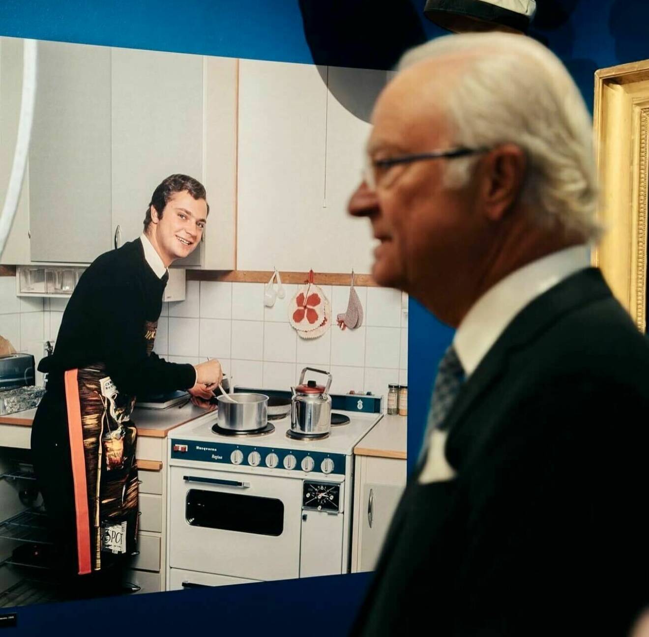Kungen framför en bild på sig själv när han lagar mat som student i Uppsala 1968