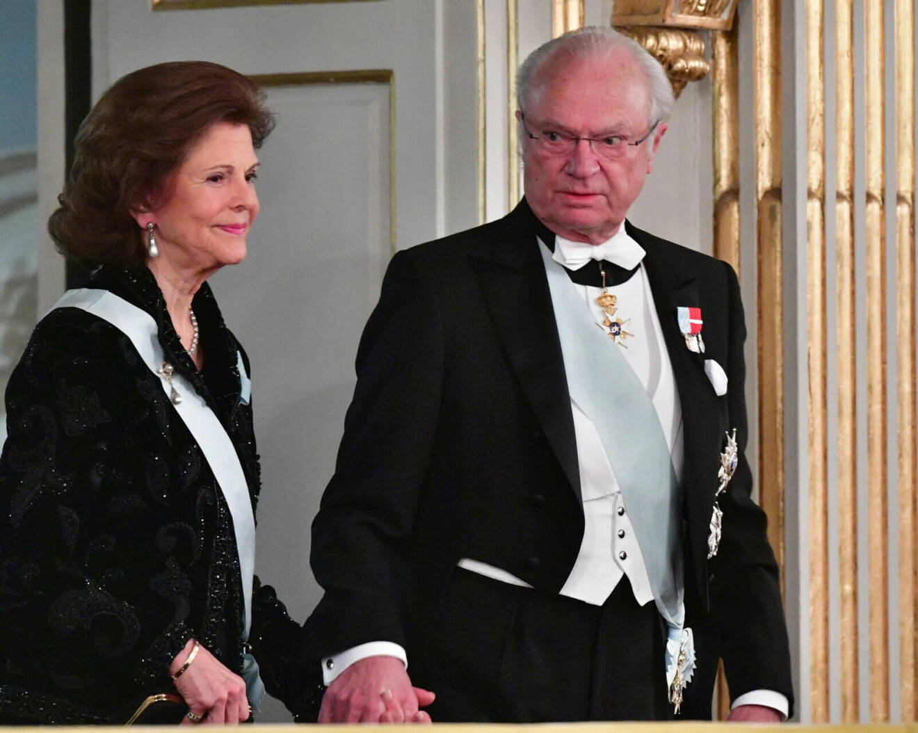 Drottning Silvia och kung Carl Gustaf håller hand i Börshuset