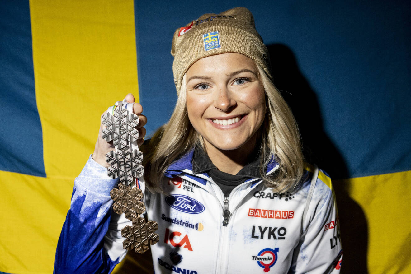 Sveriges Frida Karlsson med sina medaljer från skid-VM i Planica, Slovenien.