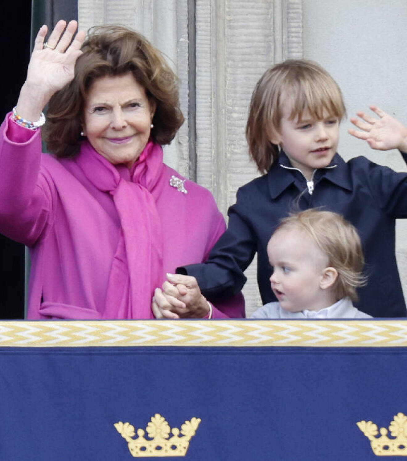 Drottning Silvia håller prins Gabriel i handen på Kungens födelsedag 2023