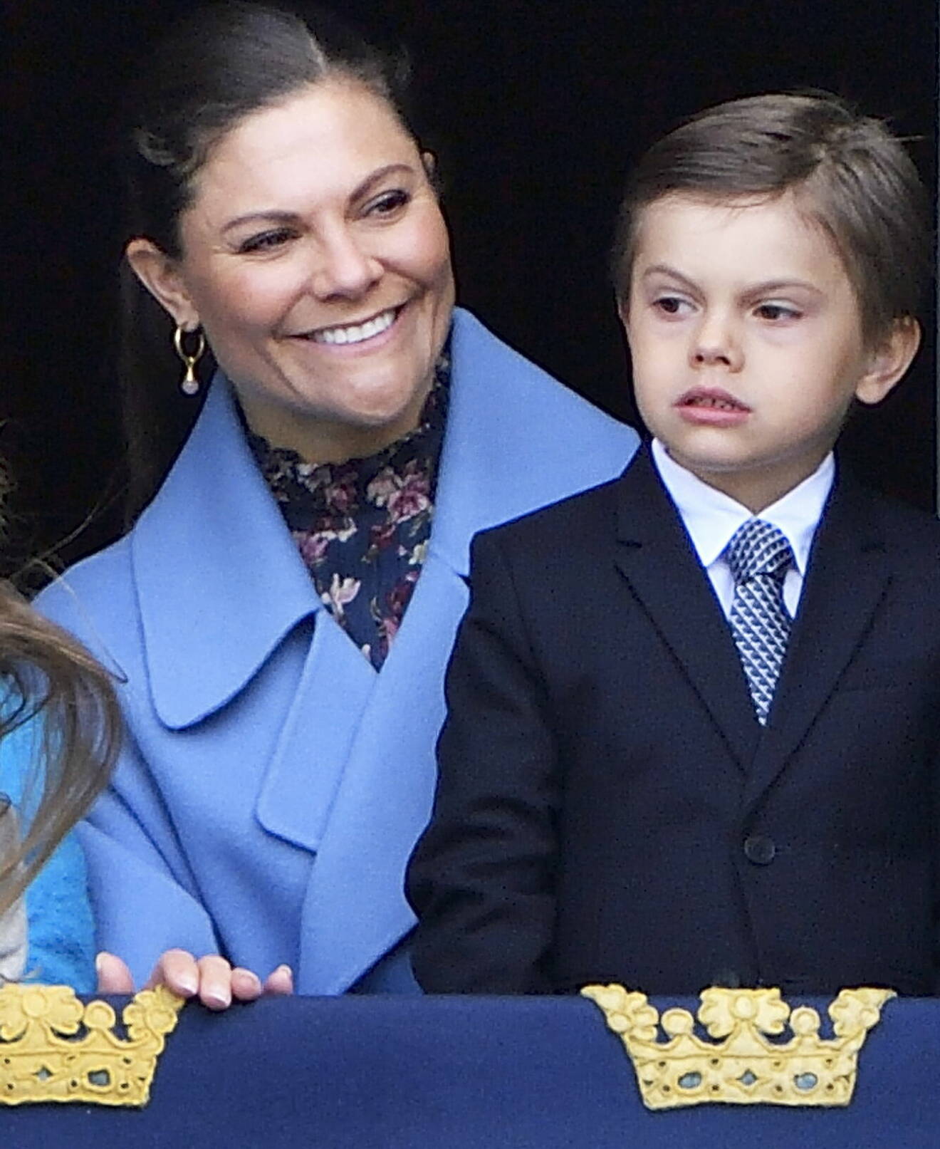 Kronprinsessan Victoria i blå kappa från Andiata på kungens födelsedag 2022