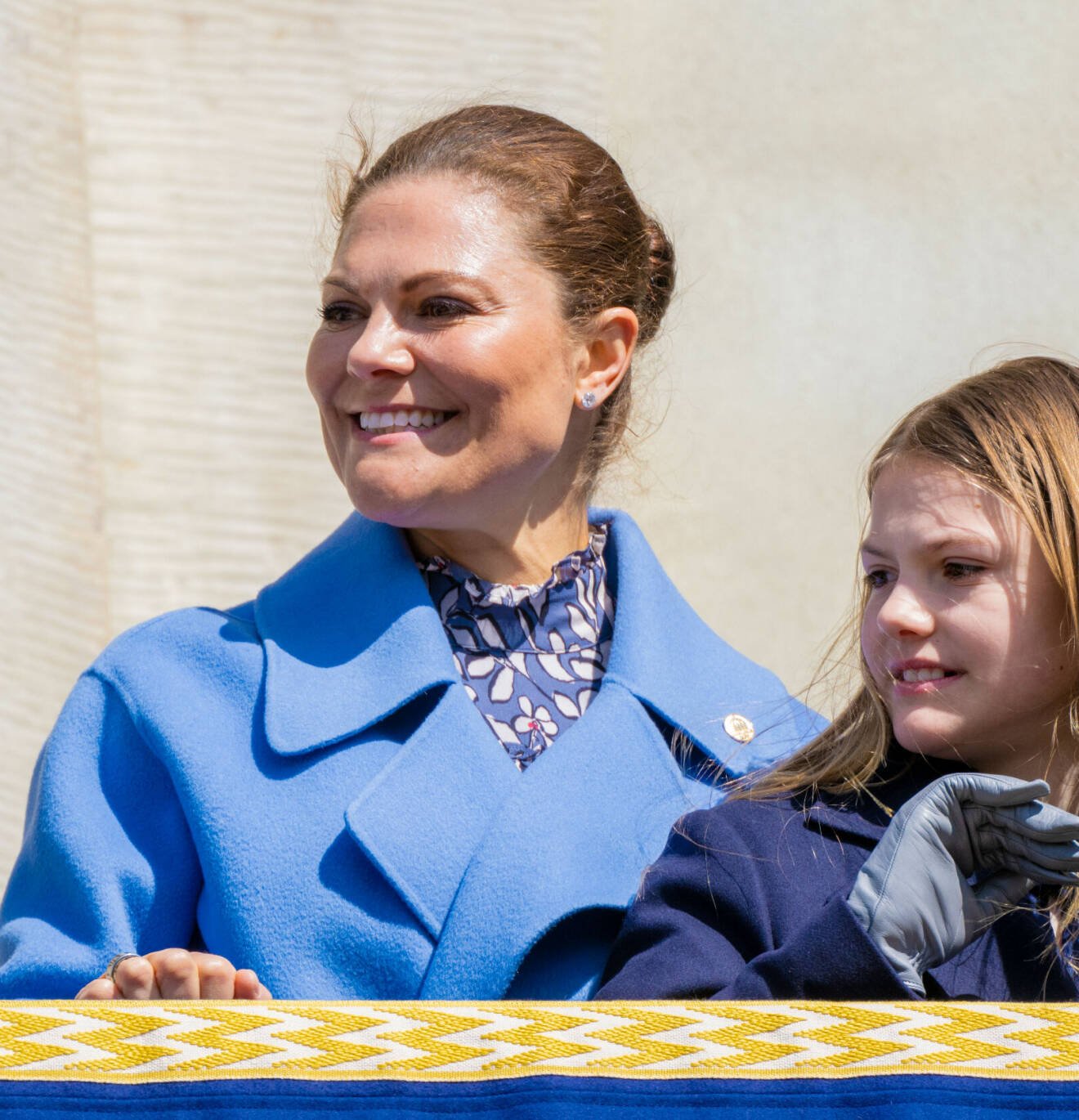 Kronprinsessan Victoria i blå kappa från Andiata på kungens födelsedag 2023