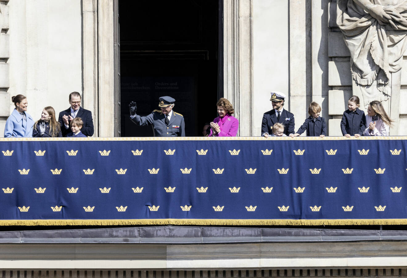 Hela kungafamiljen samlad på balkongen på Kungliga slottet på kungens födelsedag