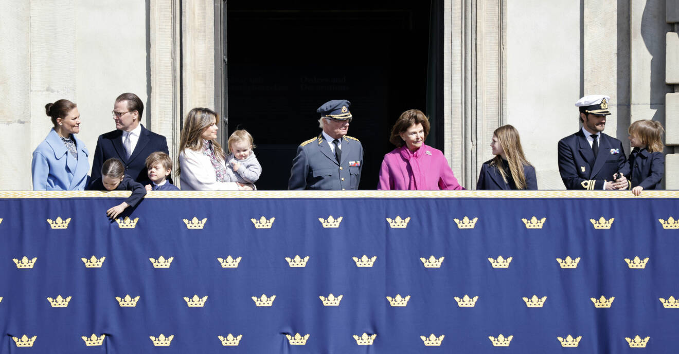 Hela kungafamiljen på balkongen på Kungliga slottet i och med kungens födelsedagsfirande