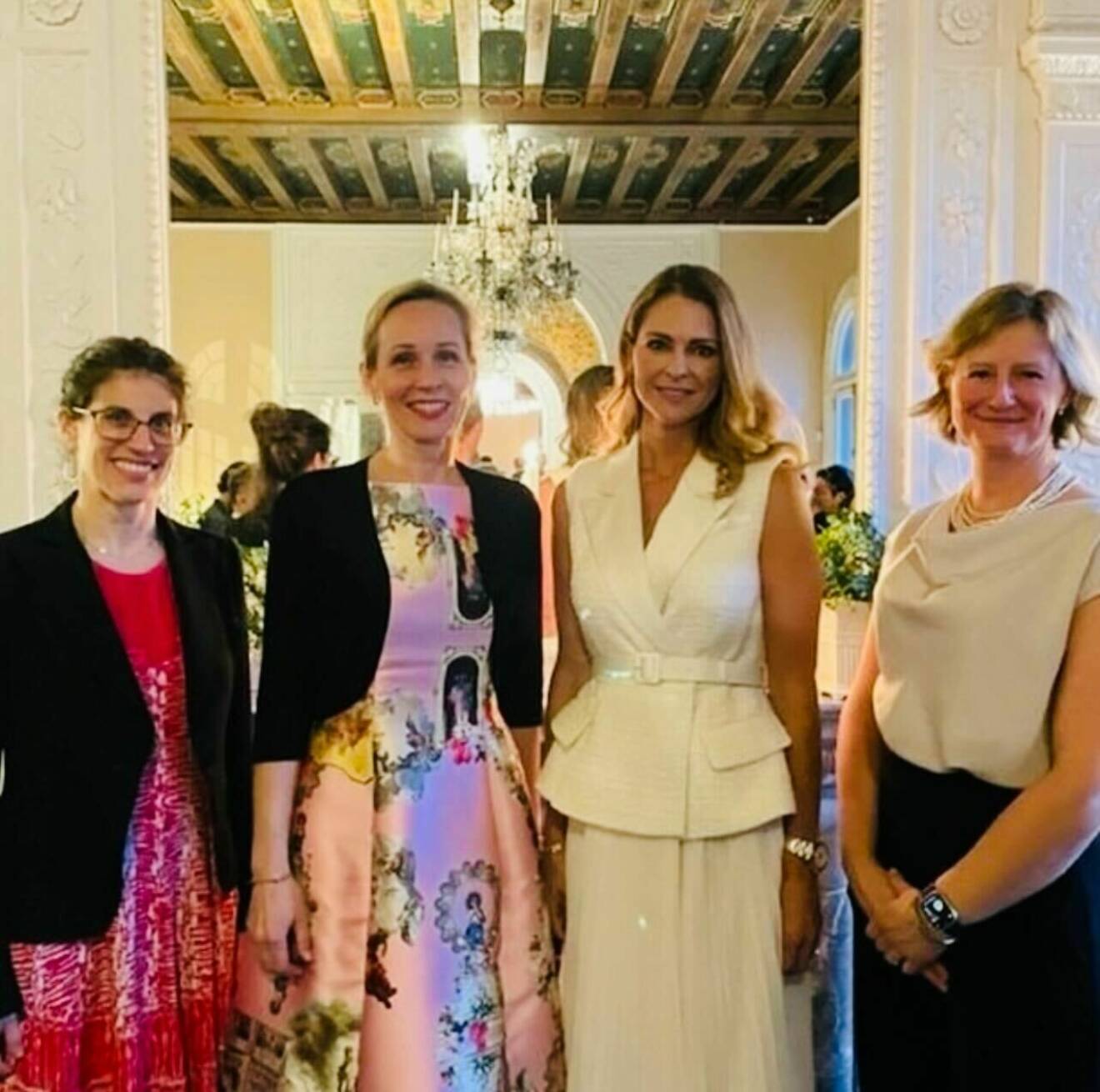 Prinsessan Madeleine i vitt, här med Sarah Repucci, Sveriges generalkonsul Camilla Mellander (i rosa klänning från MaxJenny) och domaren Carolina Holderness från New York City Criminal Court.