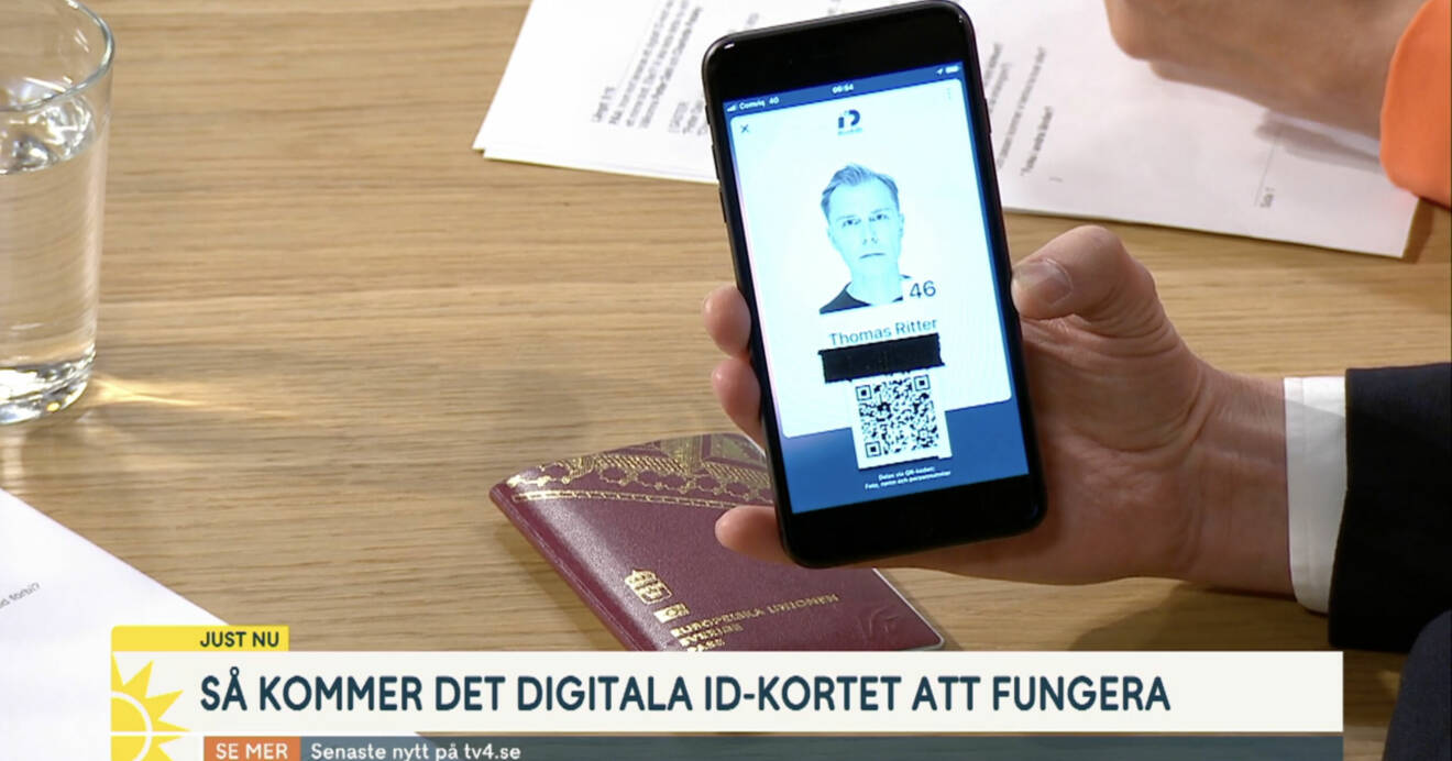 Thomas Ritter i Nyhetsmorgon visar upp sitt digitala id-kort