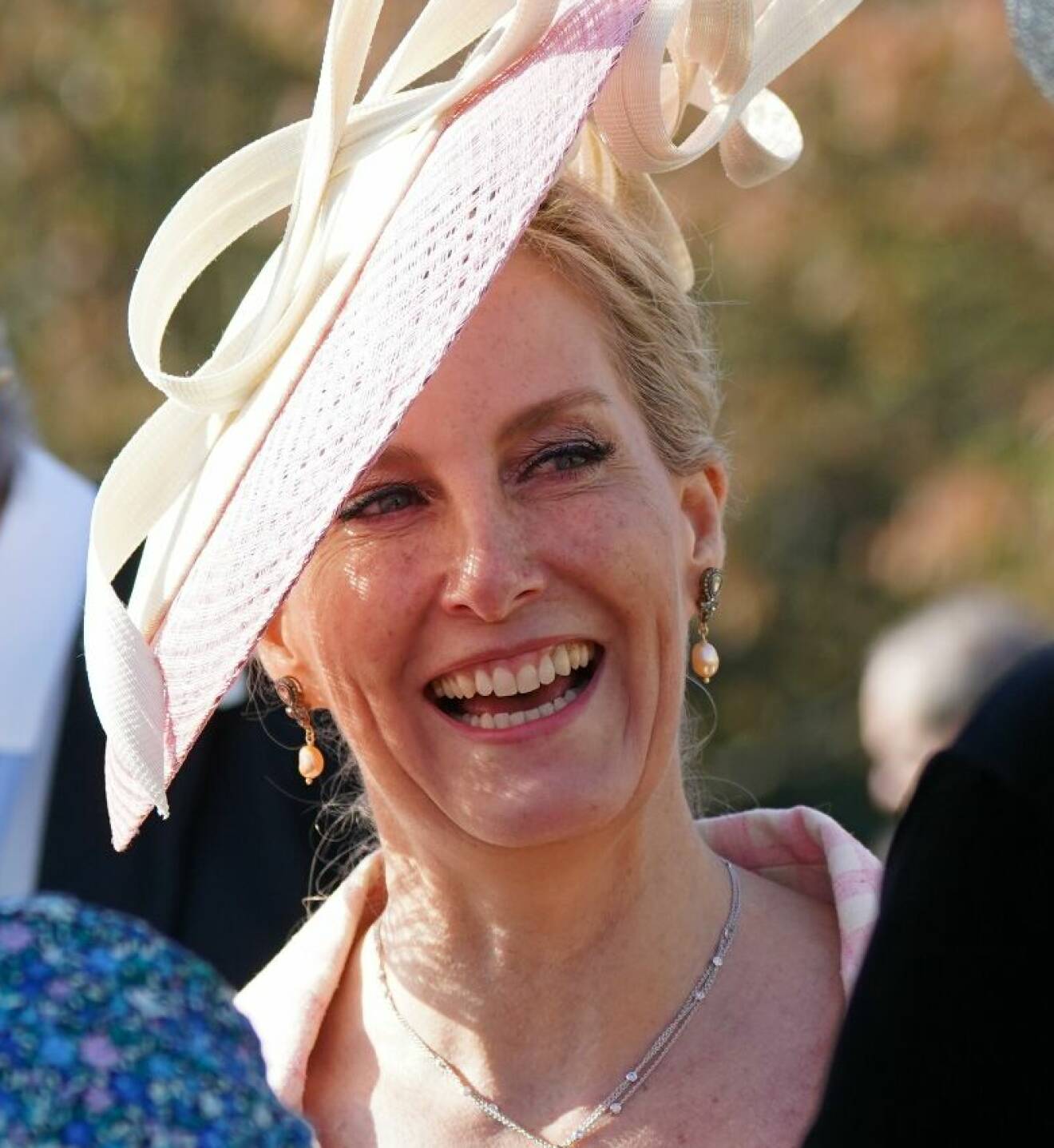 Prins Edwards fru Sophie i rosarutig klänning och hatt