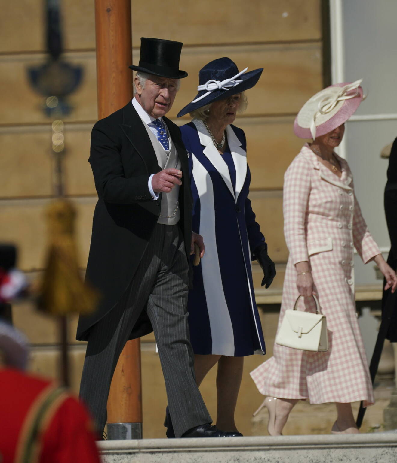 Kung Charles och drottning Camila på gardenparty på Buckingham Palace med prins Edward och hans fru Sophie