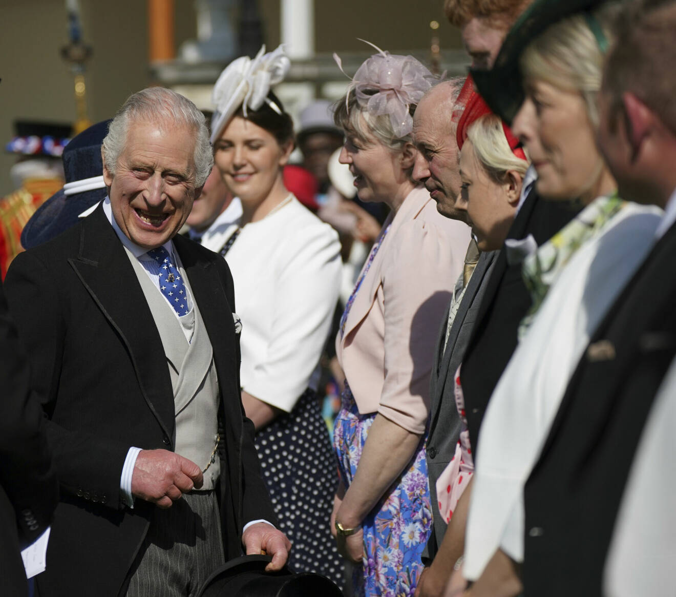 Kung Charles med sina gäster vid gardenparty på Buckingham Palace