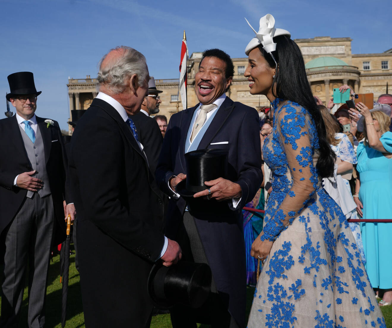Kung Charles med Lionel Richie och hans flickvän Lisa Parigi