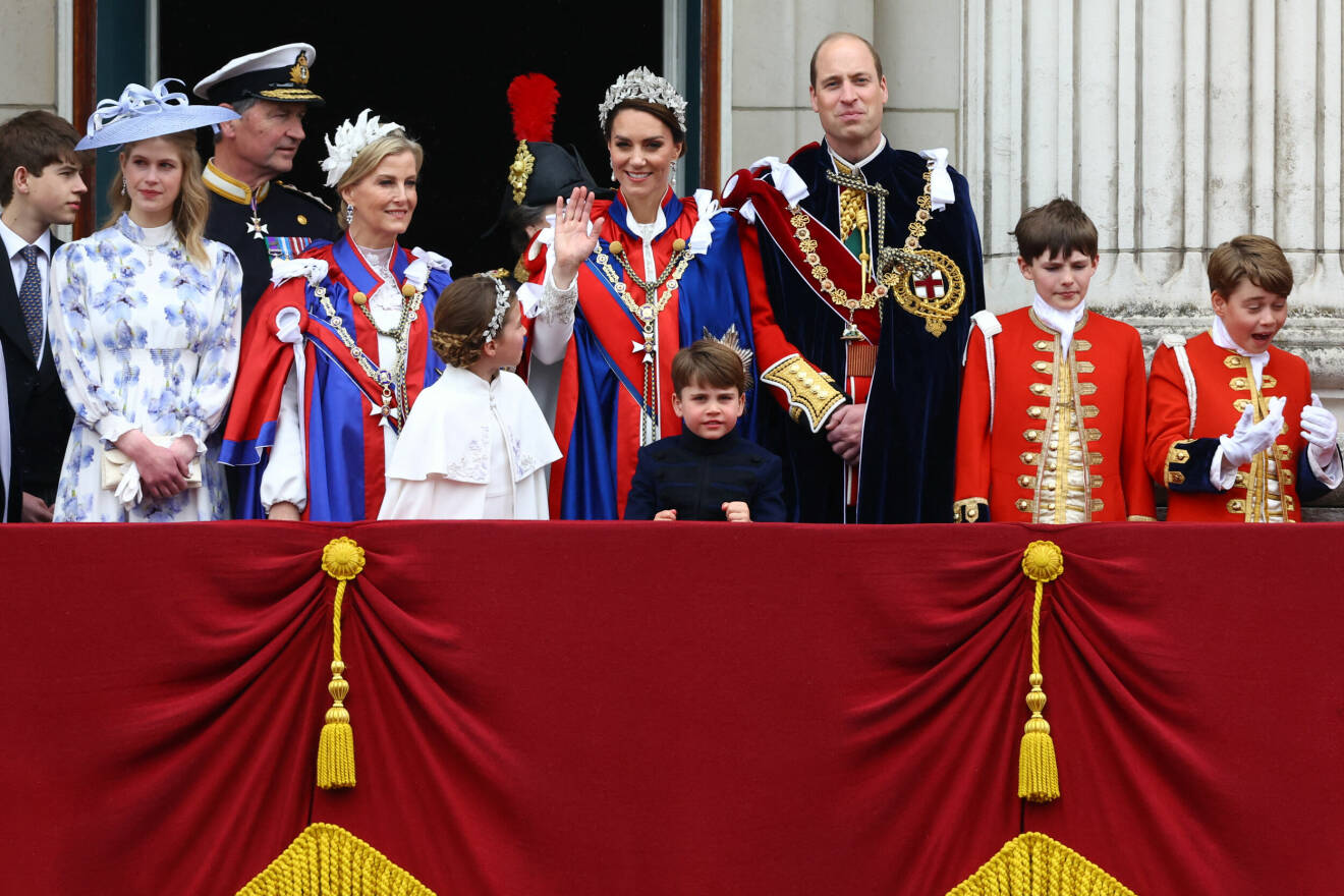 Brittiska kungafamiljen på slottsbalkongen efter kung Charles och drottning Camillas kröning