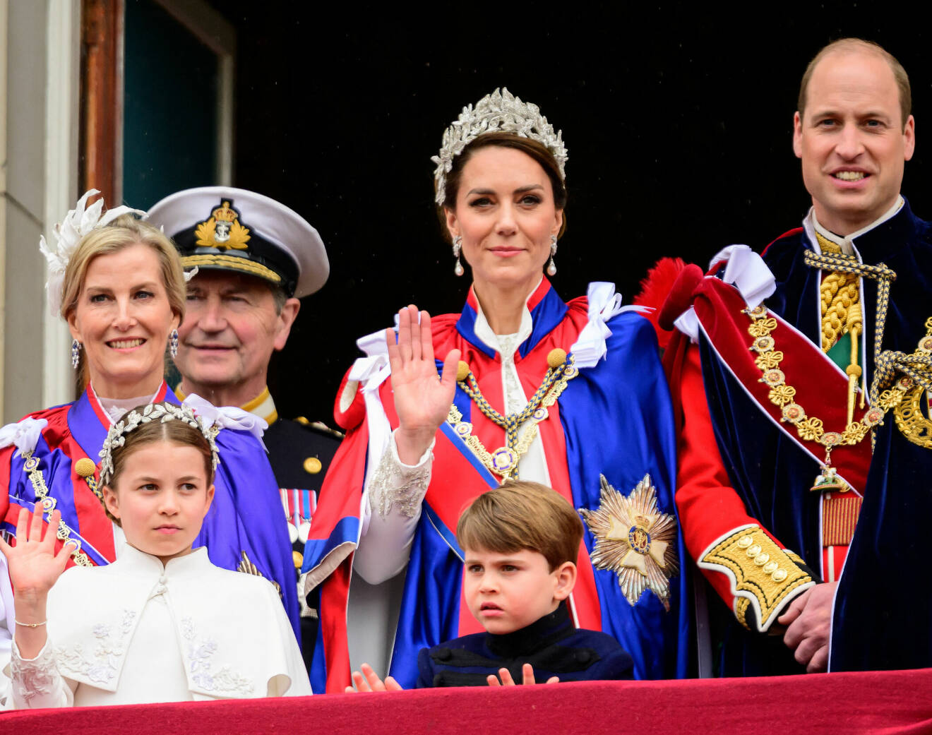 Kate och William med sina barn på slottsbalkongen efter kung Charles kröning