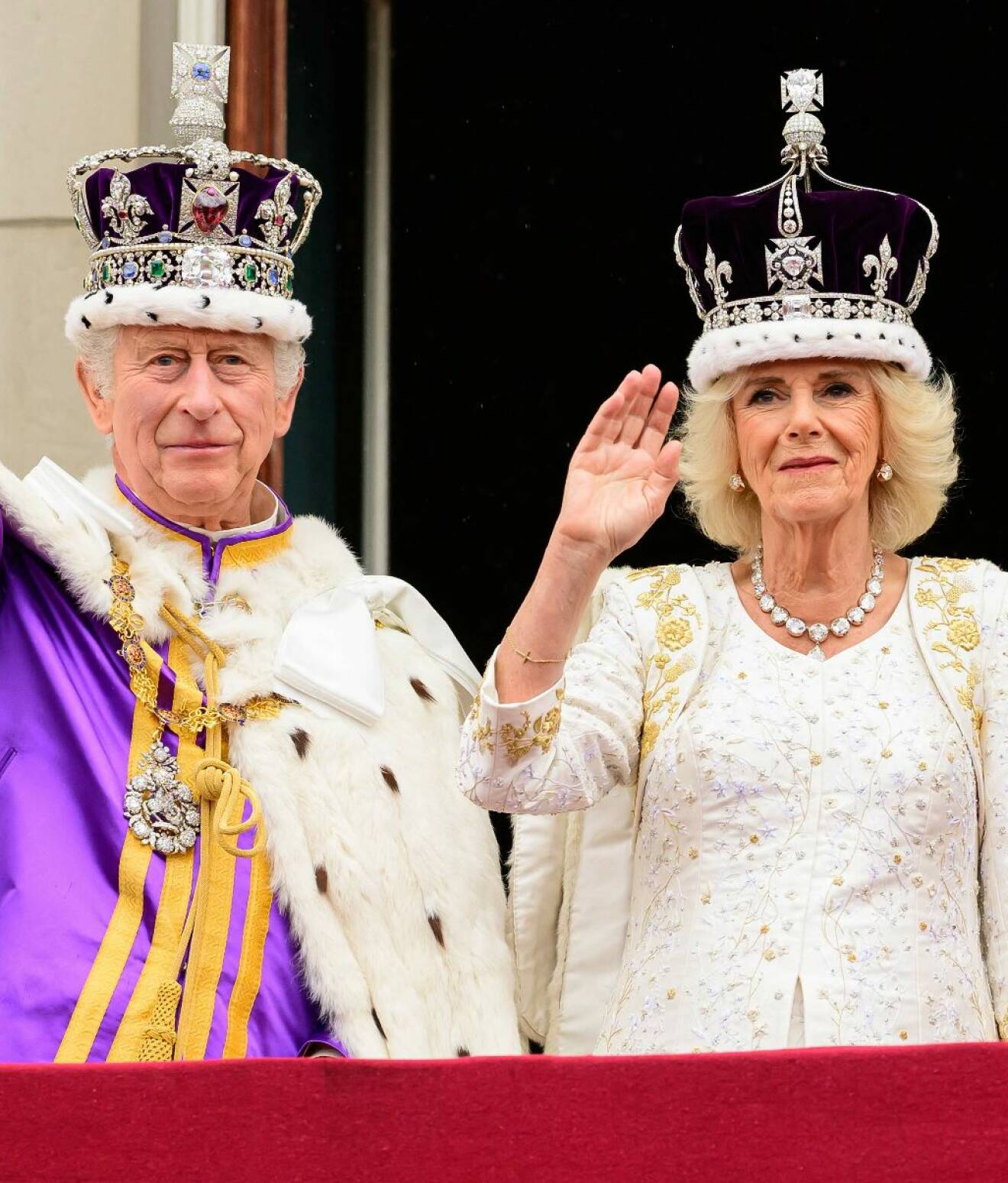 Kung Charles och drotting Camilla nykrönta på slottsbalkongen i sina kronor
