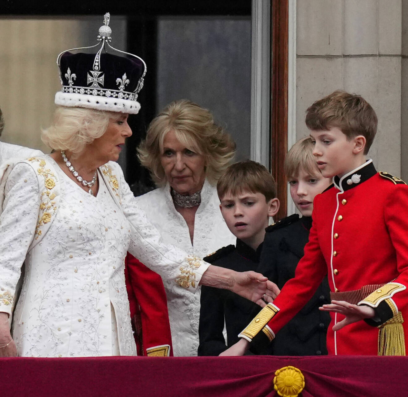 Drottning Camilla med barnbarn efter kröningen