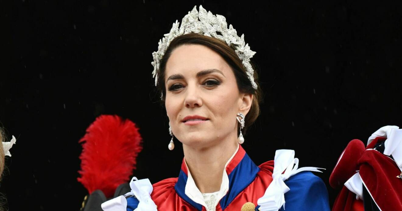 Prinsessan Kate bär framlidna prinsessan Dianas örhängen under lördagens kröning