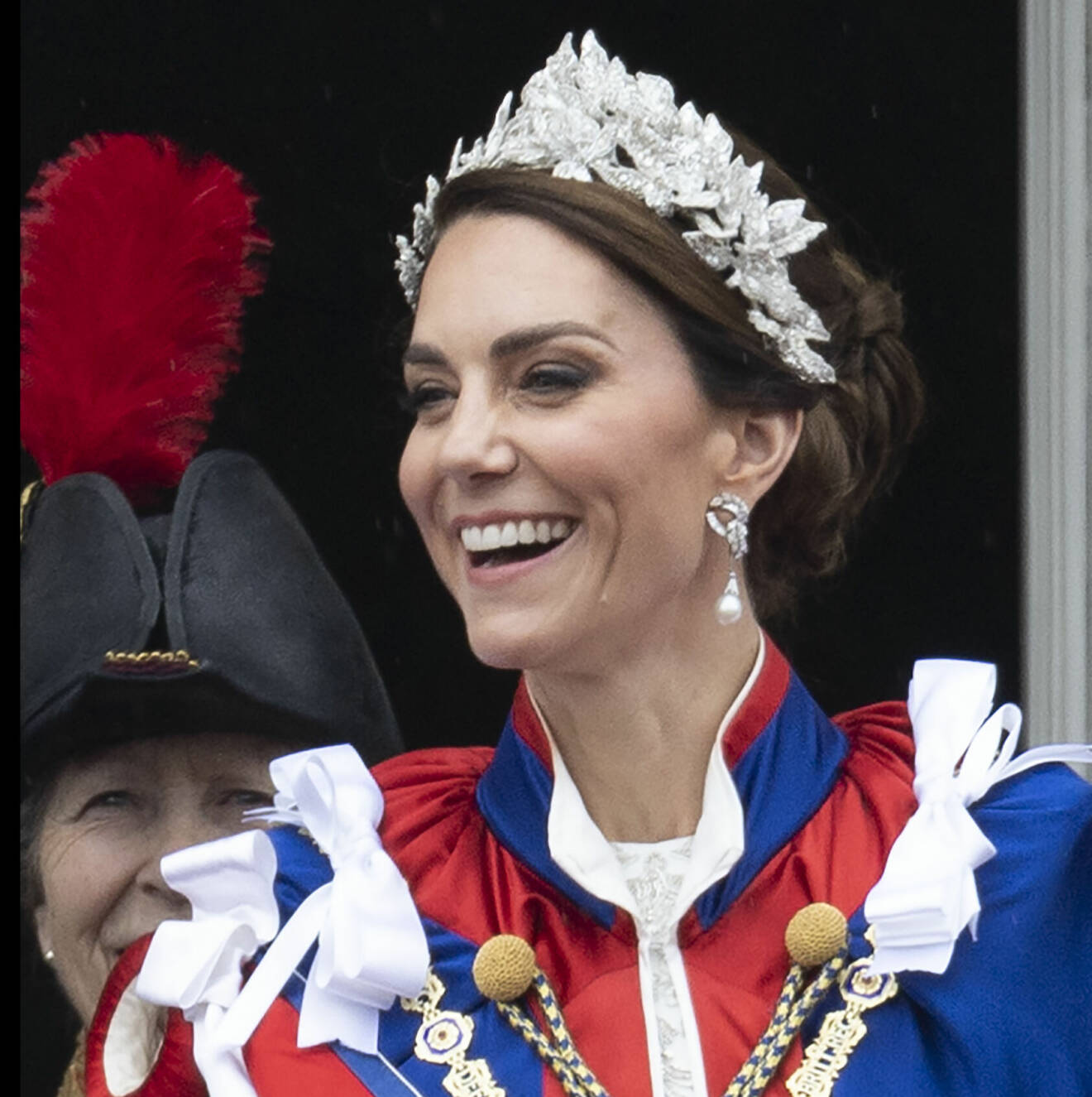Kate på kung Charles kröning i krans eller tiara av kristaller
