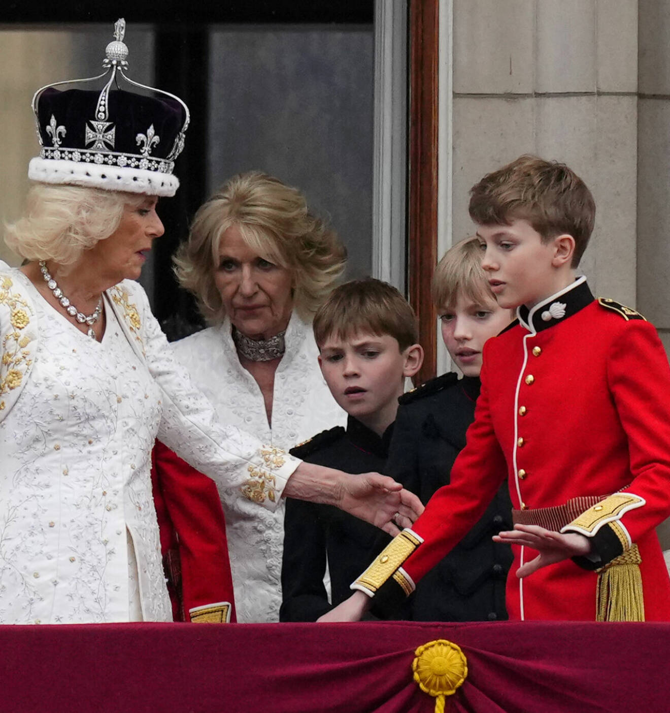 Drottning Camilla med sina barnbarn under kung Charles kröning