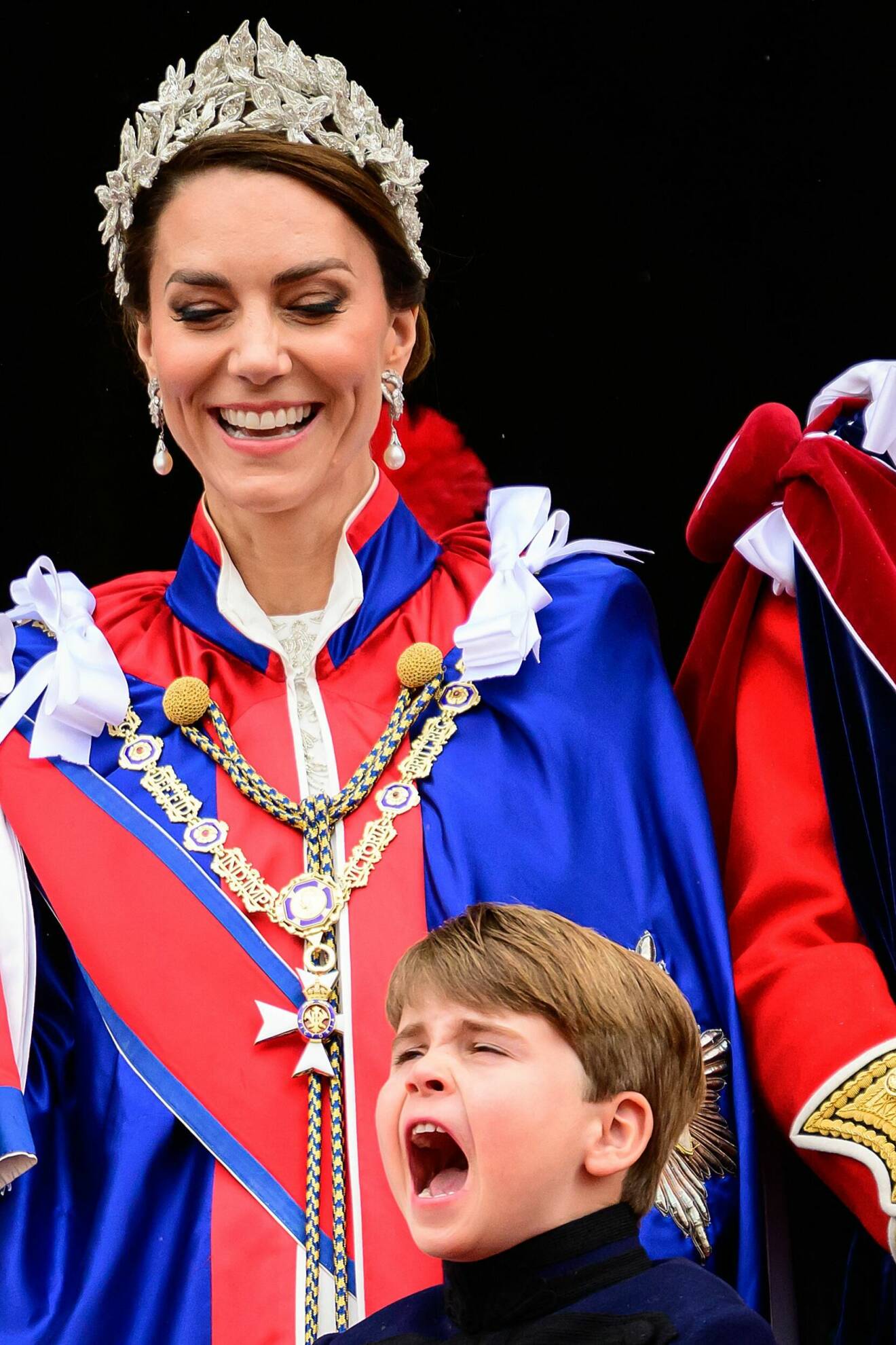 Kate och prins Louis på slottsbalkongen under kung Charles kröning