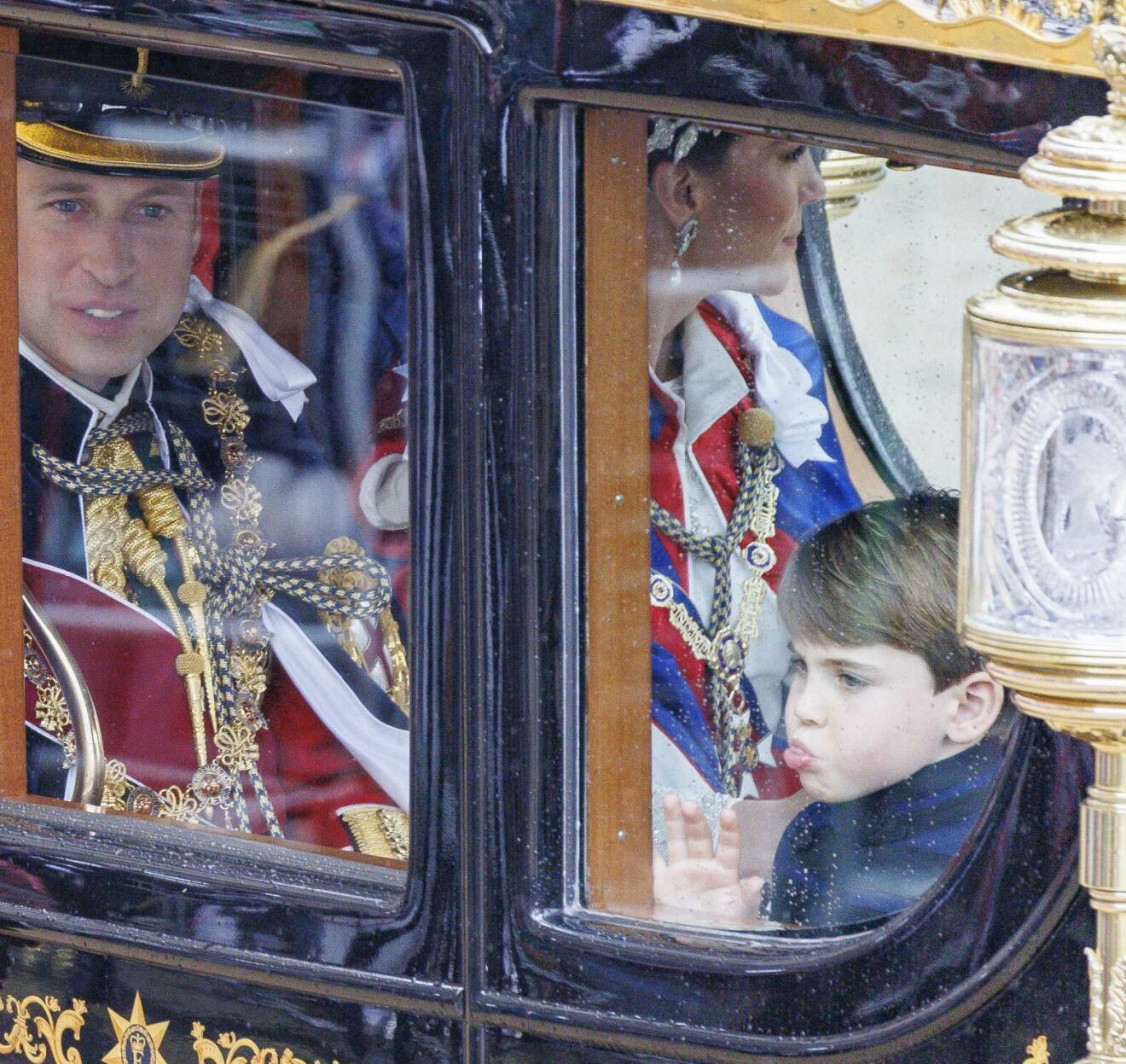 Prins Louis gör grimaser under kung Charles kröning