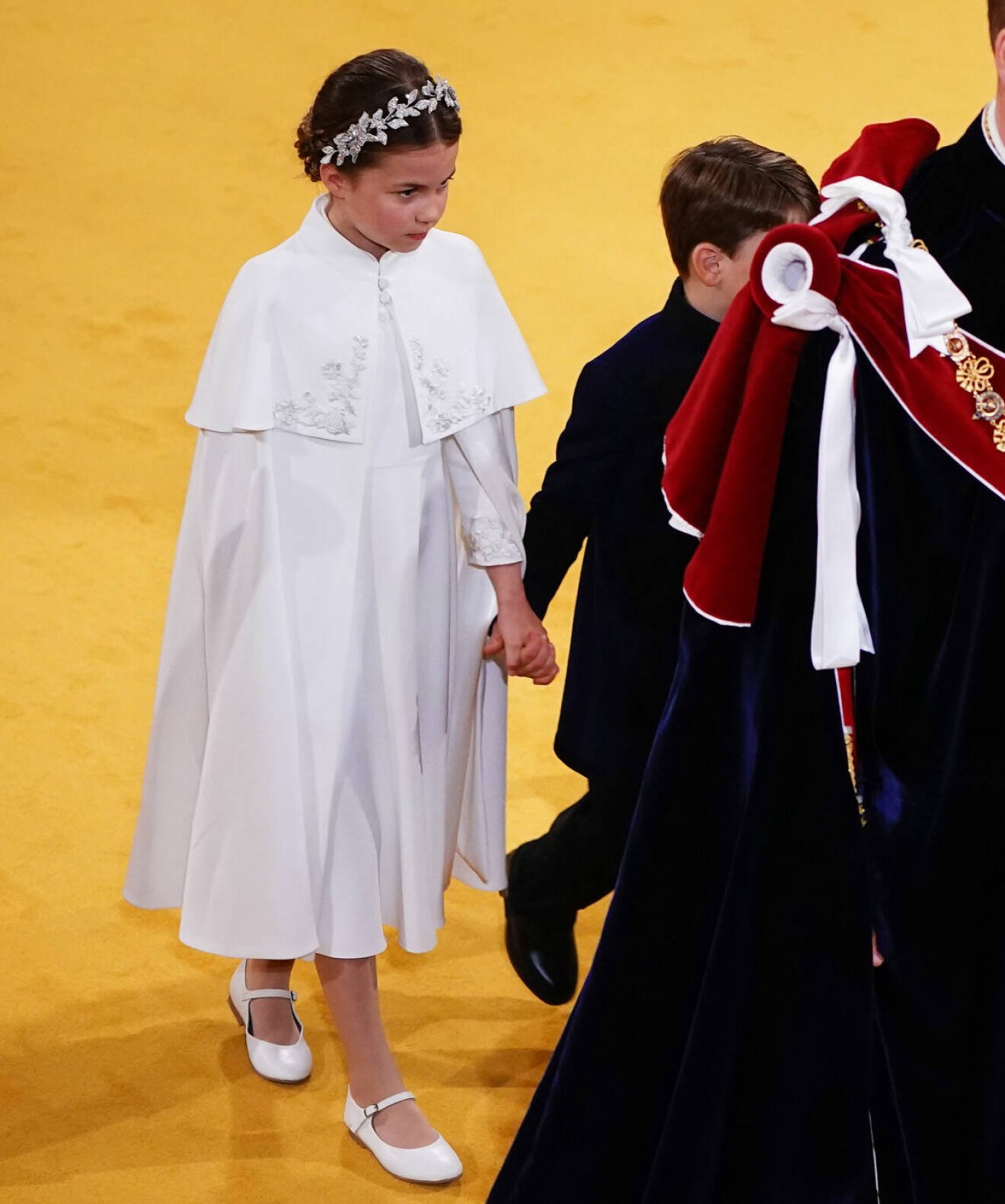 Prinsessan Charlotte i cape och klänning från brittiska modehuset Alexander Mc Queen
