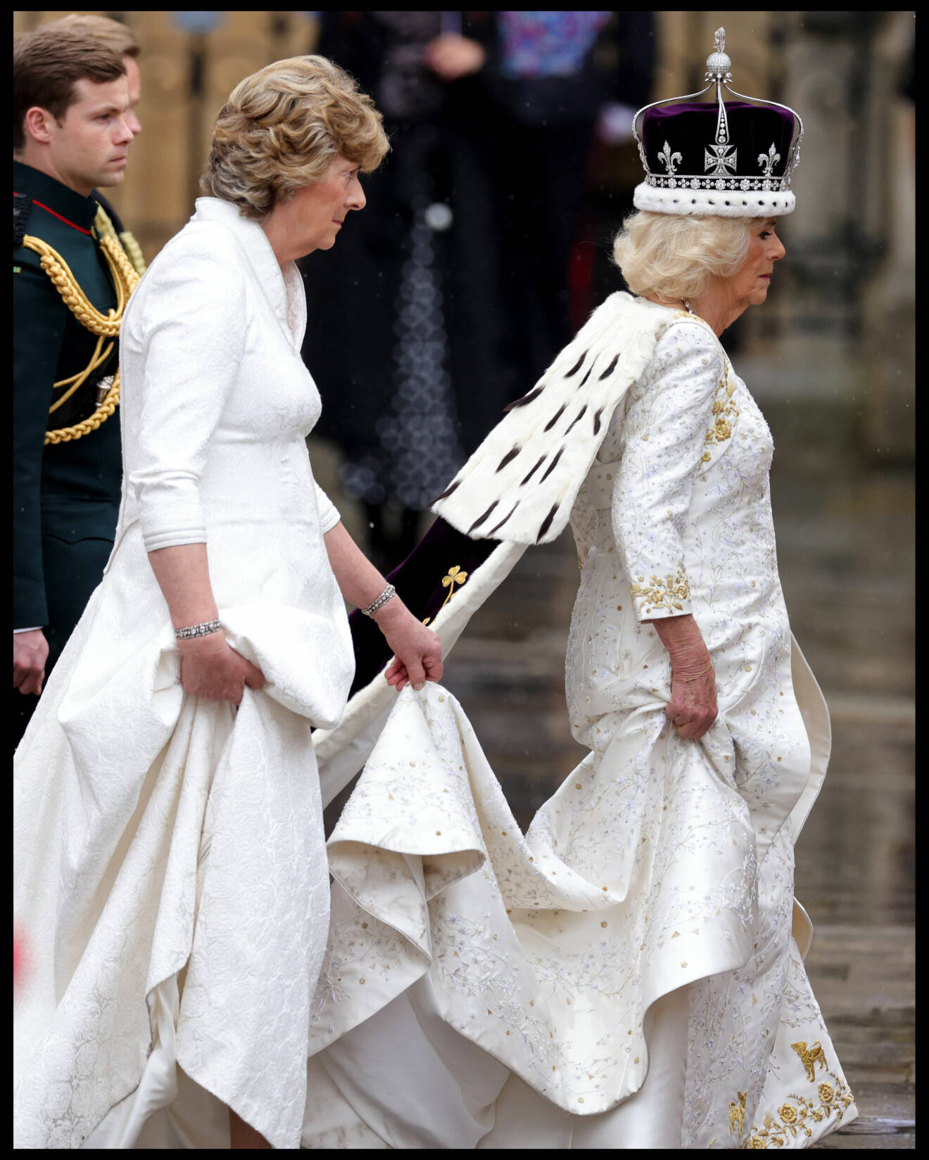 Drottning Camilla i sin kröningsklänning från Bruce Oldfield
