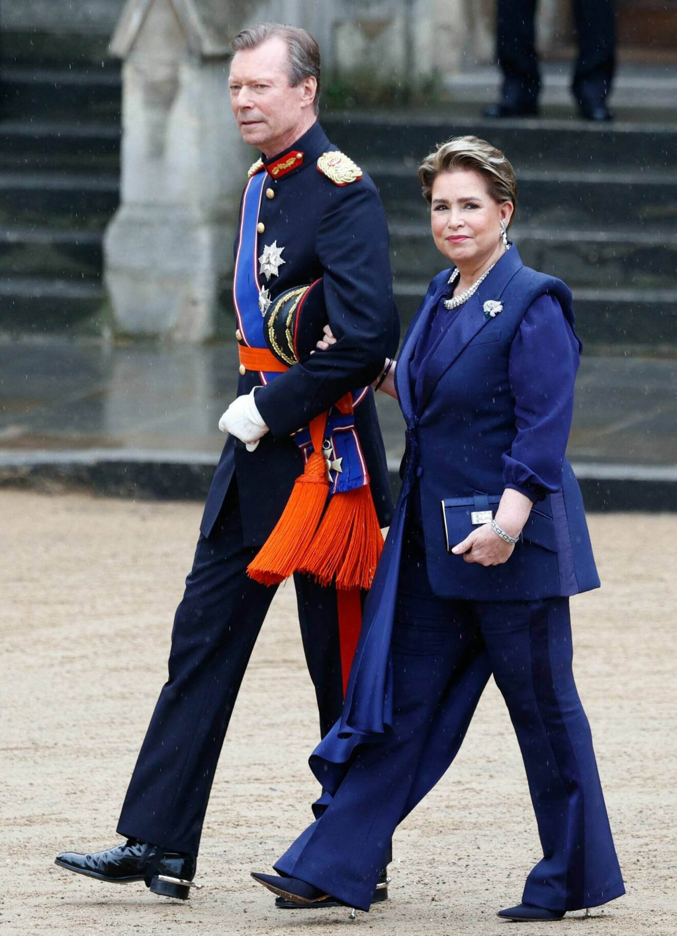 Storhertiginnan Maria Teresa av Luxemburg i byxdress från Alexander McQueen, här med sin man storhertig Henri