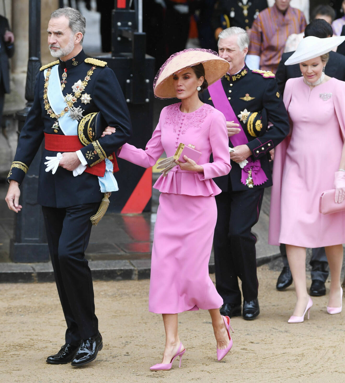 Drottning Letizia på kung Charles kröning klädd i rosa dräkt från Carolina Herrera