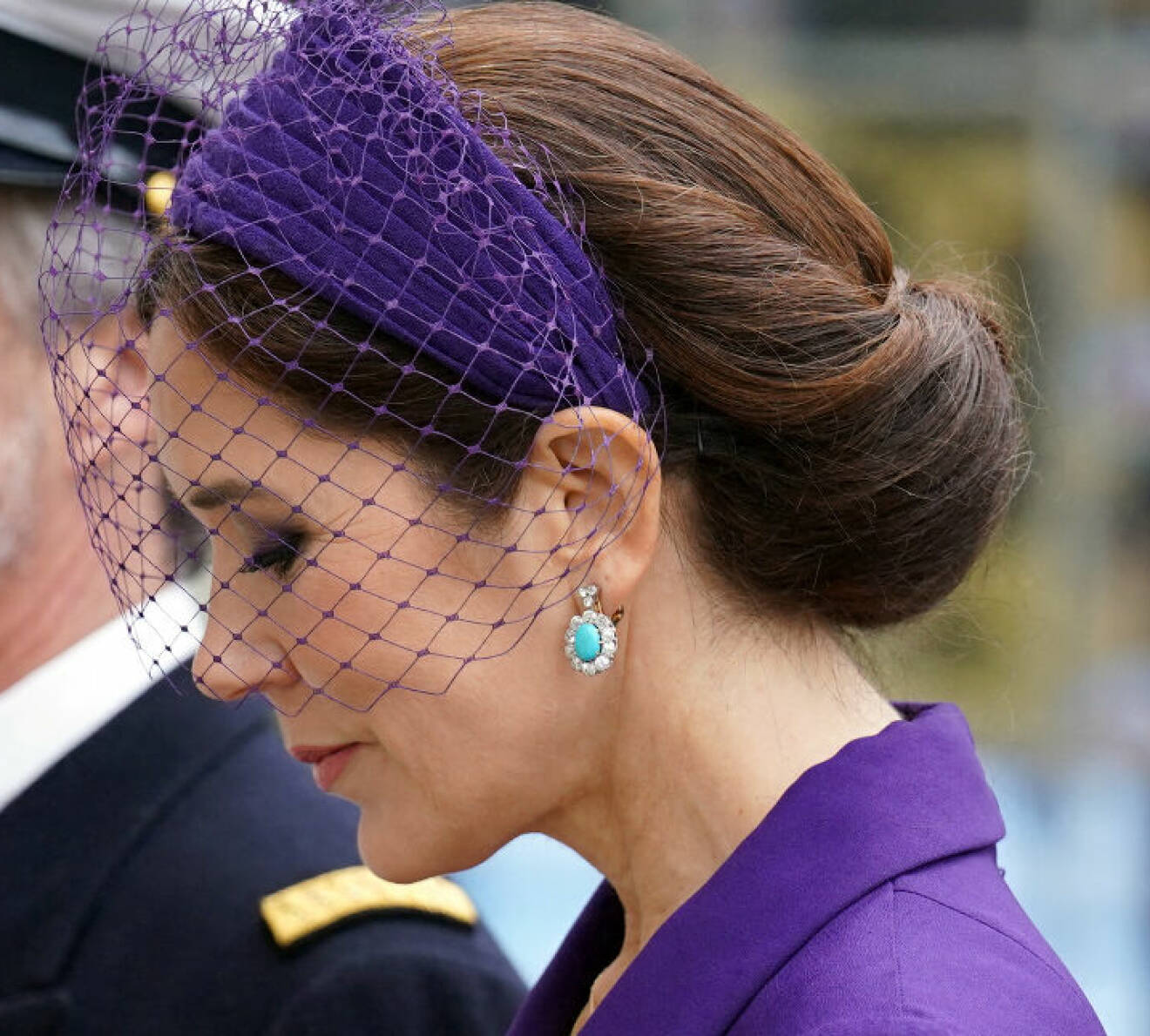 Kronprinsessan Mary i lila hatt med flor på kung Charles kröning