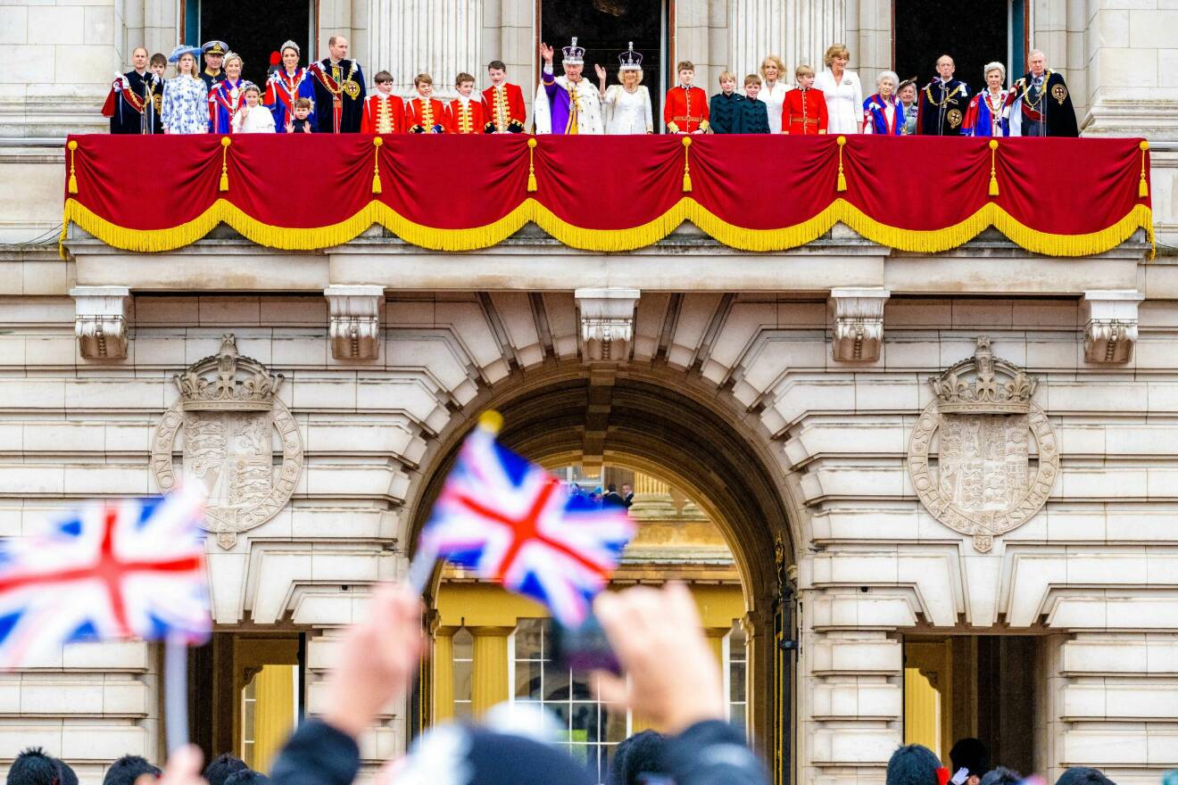 Brittiska kungafamiljen på slottsbalkongen under kung Charles och drottning Camillas kröning