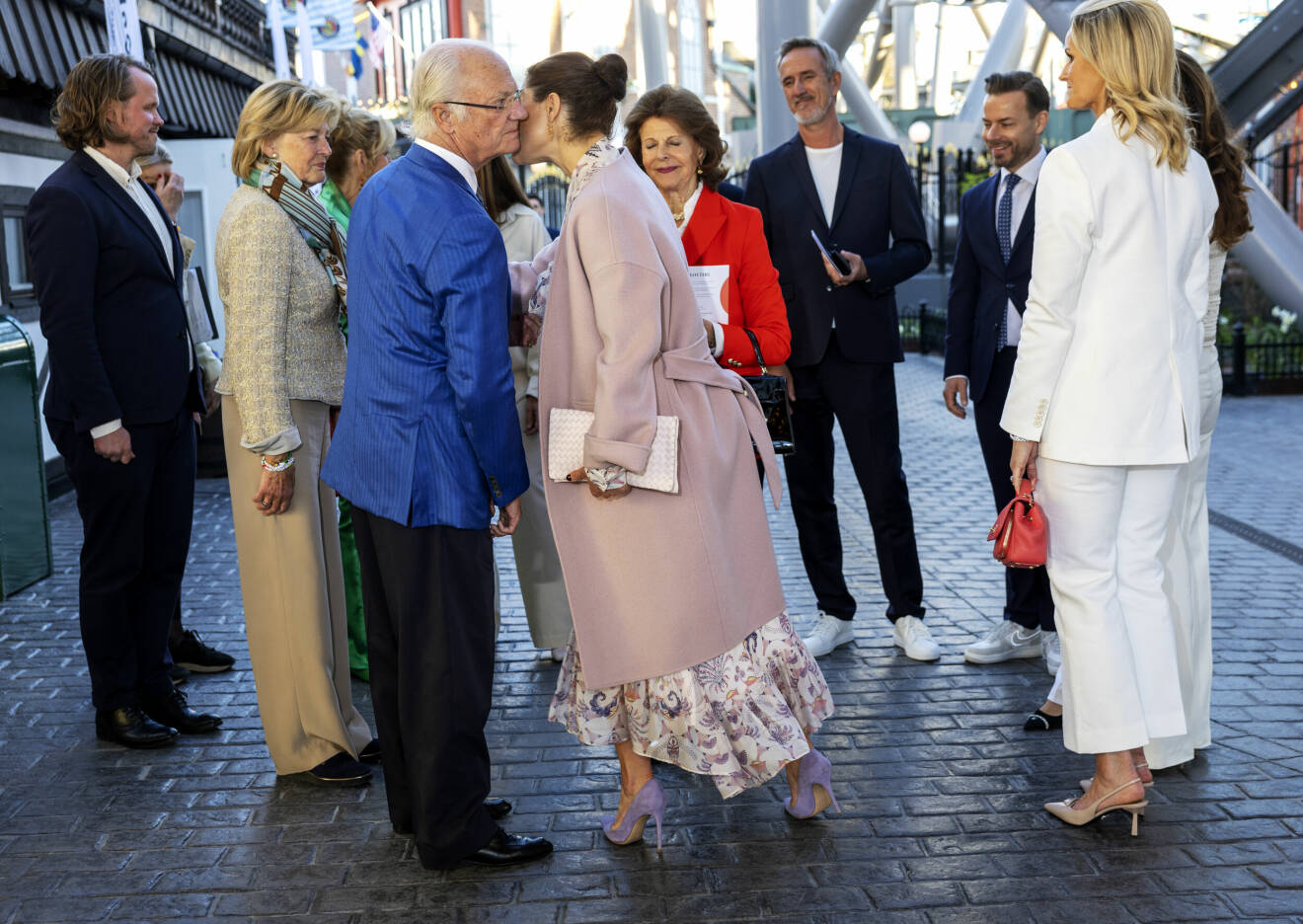 Kronprinsessan Victoria hälsar på kung Carl Gustaf på Gröna Lund